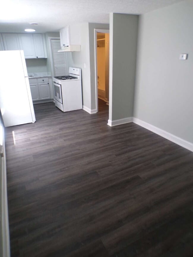 Building Photo - 2 bedroom 1 bath apartment near Church Hill Downs and University of Louisville, all utilities inc...