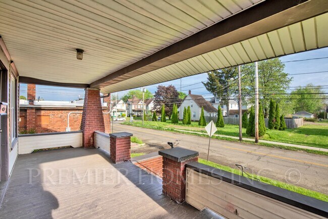 Foto del edificio - 3 Bedroom Home with Large Front Porch – $1,495/mo