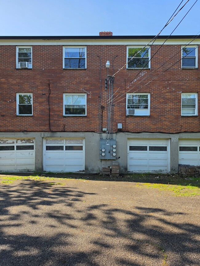 Foto del edificio - 829 Uhrig Ave