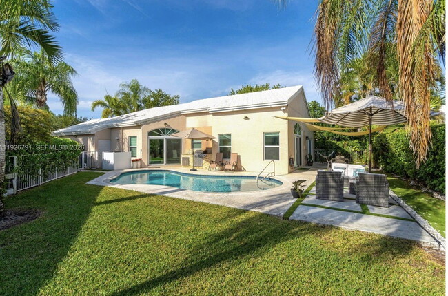 Building Photo - Wilshire Court, Pembroke Pines, FL 33027 - 3 BR 3 BA single-family home