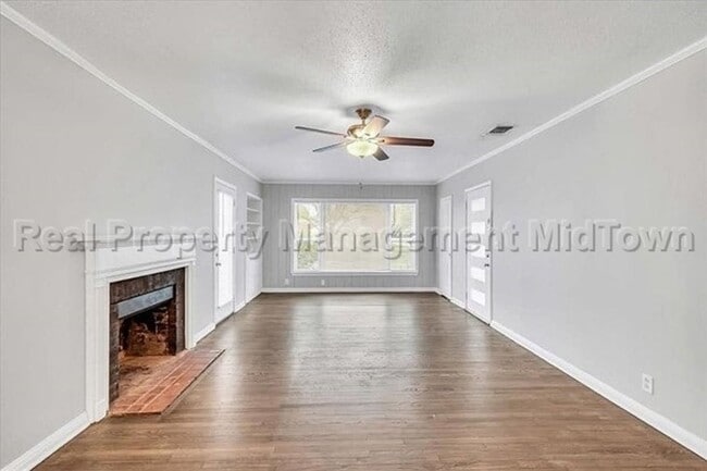 Building Photo - 6400 Greenway Rd