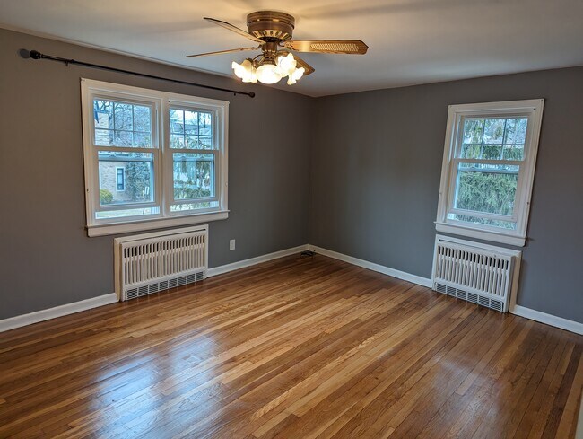 living - 253 Hoym St