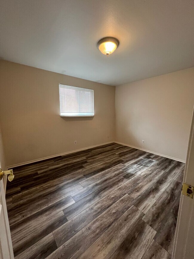 Foto del edificio - Two Bedroom, 1 Bathroom Duplex - South Sub...