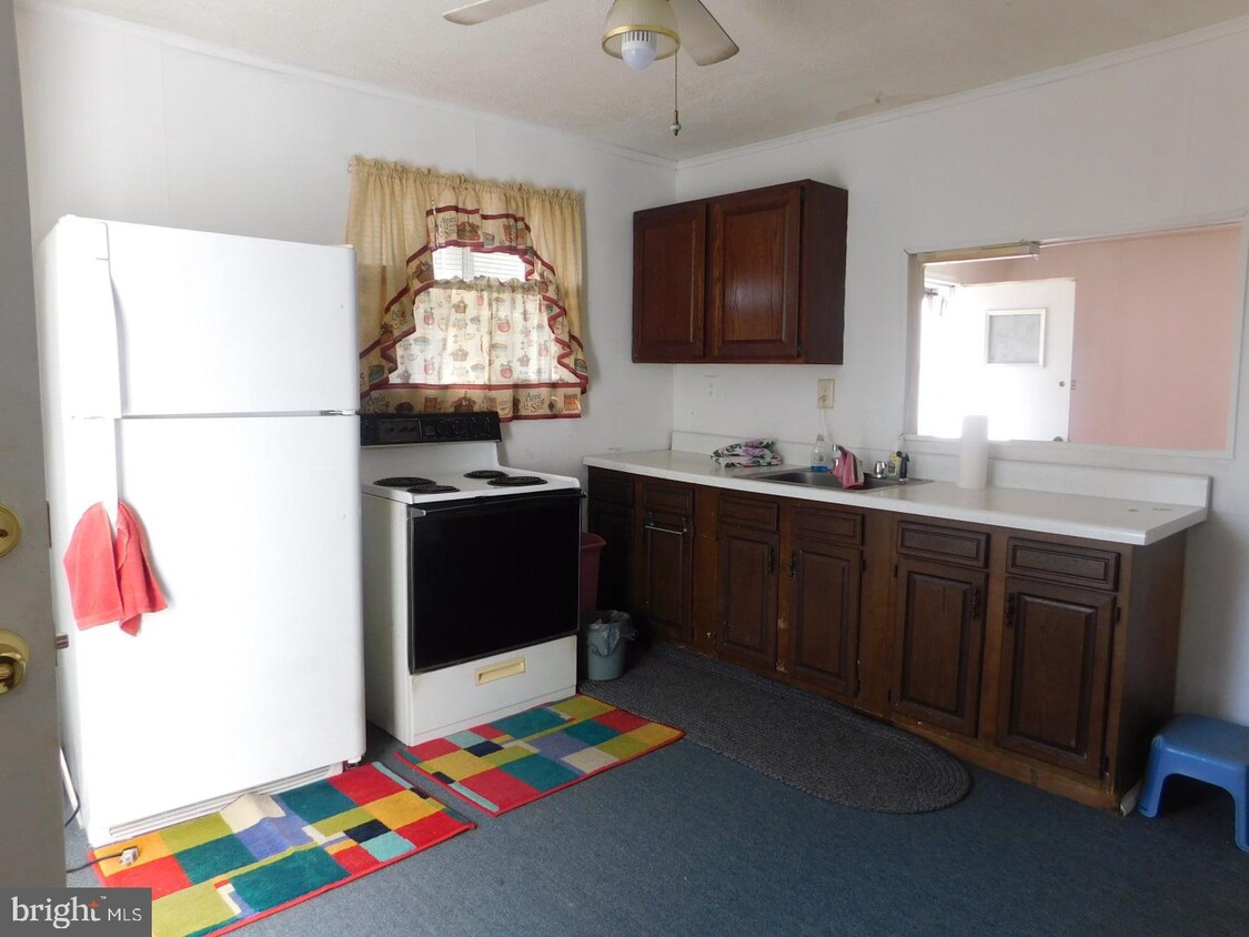 Primary Photo - 34 W Maple Ave