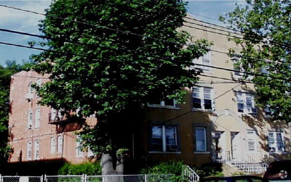 Building Photo - 102-104 W 50th St