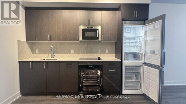 Photo du bâtiment - 2545 Simcoe St N