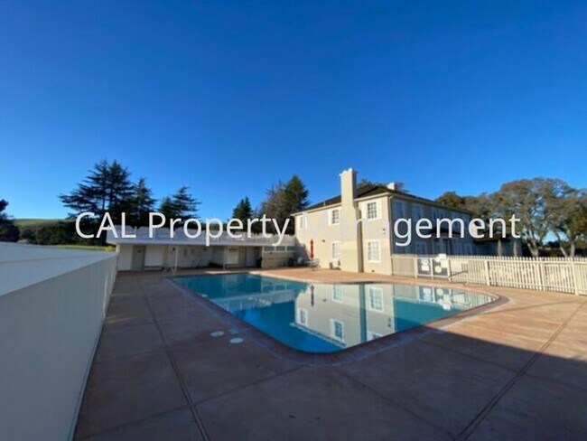 Foto del edificio - 2 Bed/ 2 Bath Condominium Coming Soon!