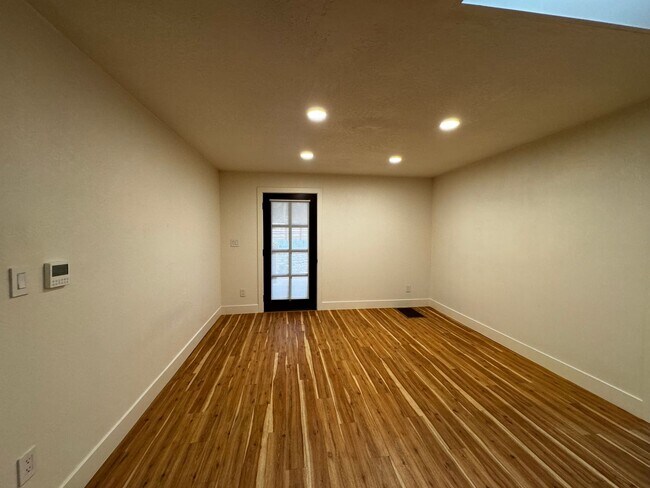Foto del edificio - 1604 Square foot modern multi level home minutes from Occidental, storage, primary suite, large y...