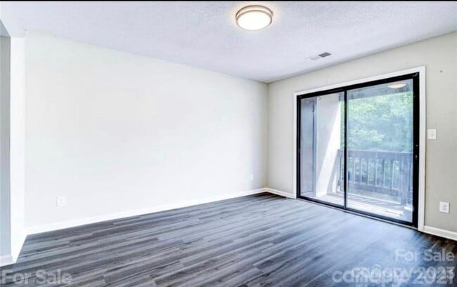 Foto del edificio - 8179 Cedar Glen Dr