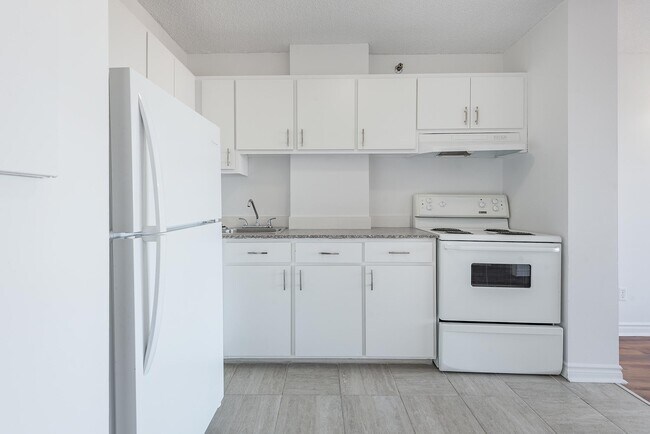 Building Photo - L910