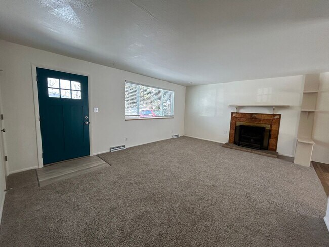Foto del edificio - Lovely Updated Loveland Home with Fireplace and Fenced Yard