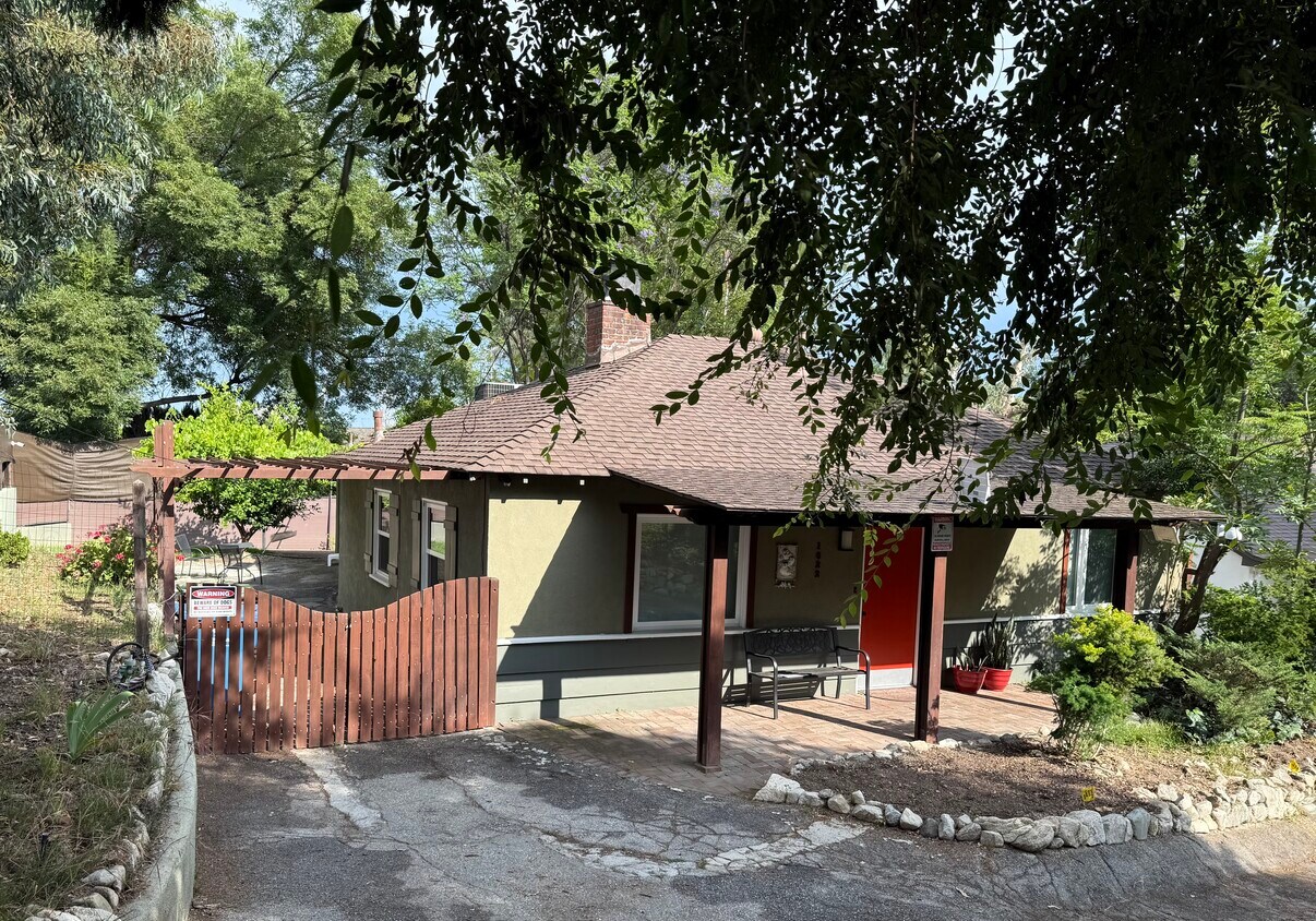 Foto principal - 1622 Foothill Blvd