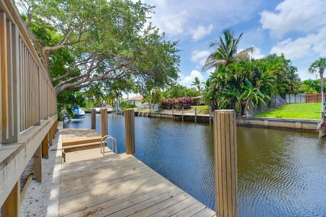 Building Photo - 709 W Royal Palm Rd