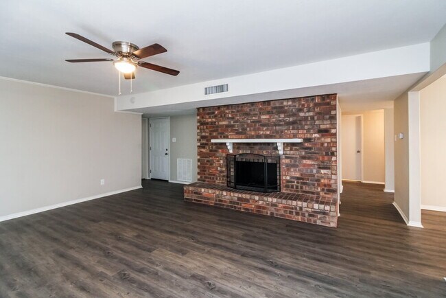 Foto del edificio - 9214 Willowbrook Dr