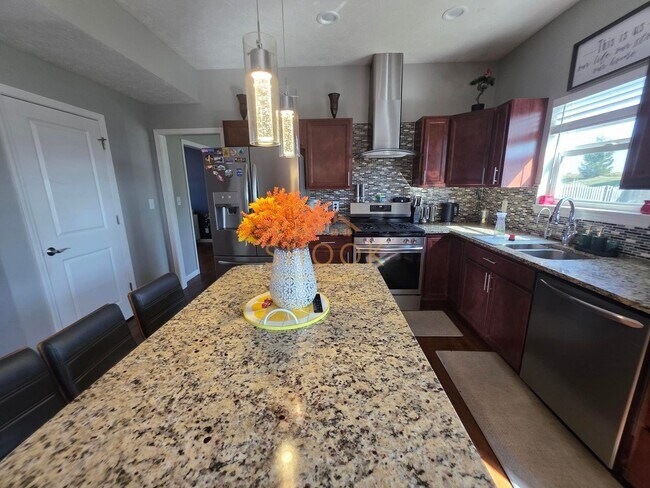 Foto del edificio - UPDATED 4 BEDROOM HOME WITH LOTS OF SPACE ...