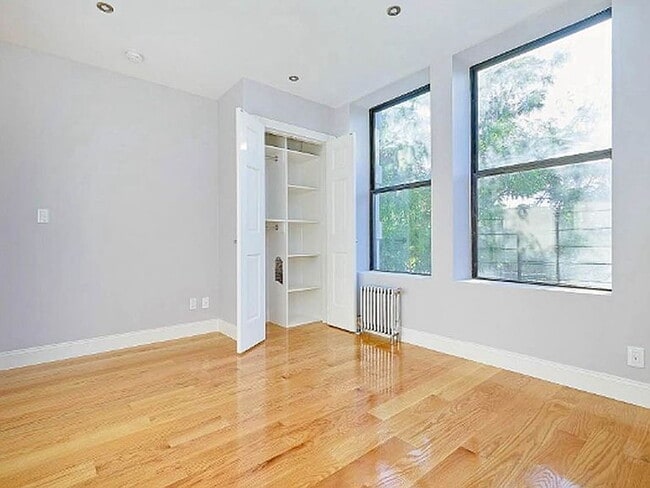 Building Photo - "Spacious 3-Bedroom Haven with Granite Ele...