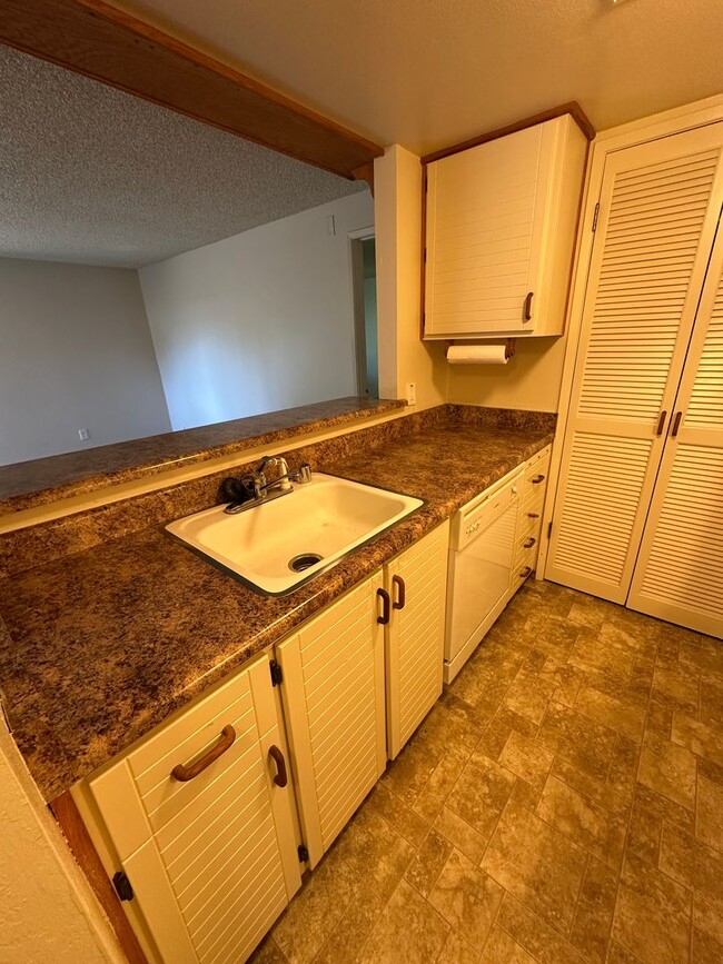 Building Photo - Cute and Cozy 1 Bedroom Condo in Gated Tim...