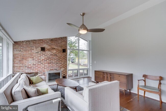 Foto del edificio - 3315 Pendleton Dr