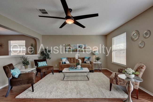 Building Photo - UPDATED 4 BEDROOM