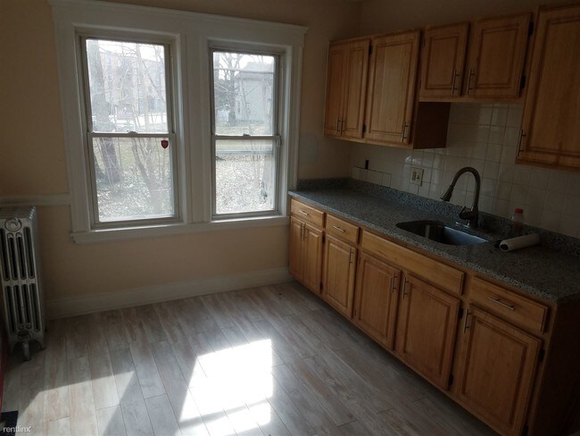 Foto del edificio - 1 br, 1 bath Apartment - 691 River St 6