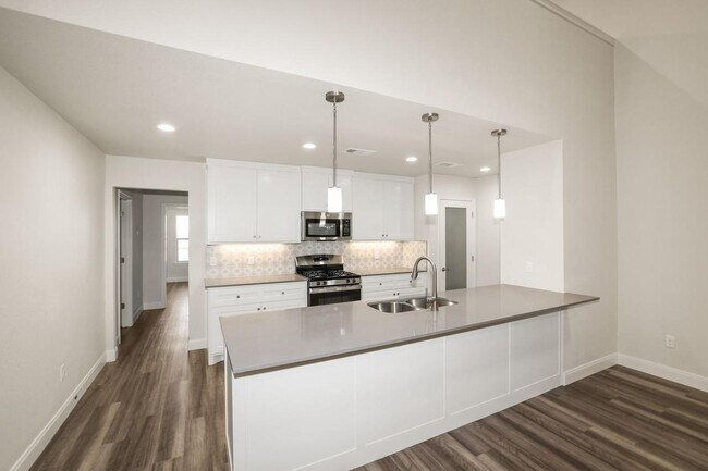 Foto del edificio - 7623 Woodford Ave