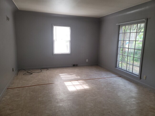 Building Photo - Two bedroom one bathroom house with single...