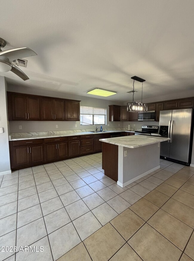 Building Photo - 728 E Rose Marie Ln