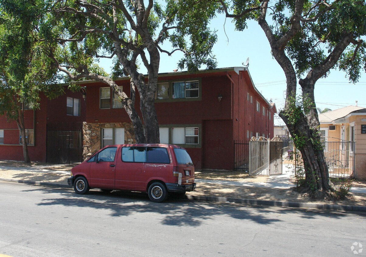 Building Photo - 1863 Pine Ave