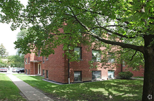 Primary Photo - Hillhurst Apartments