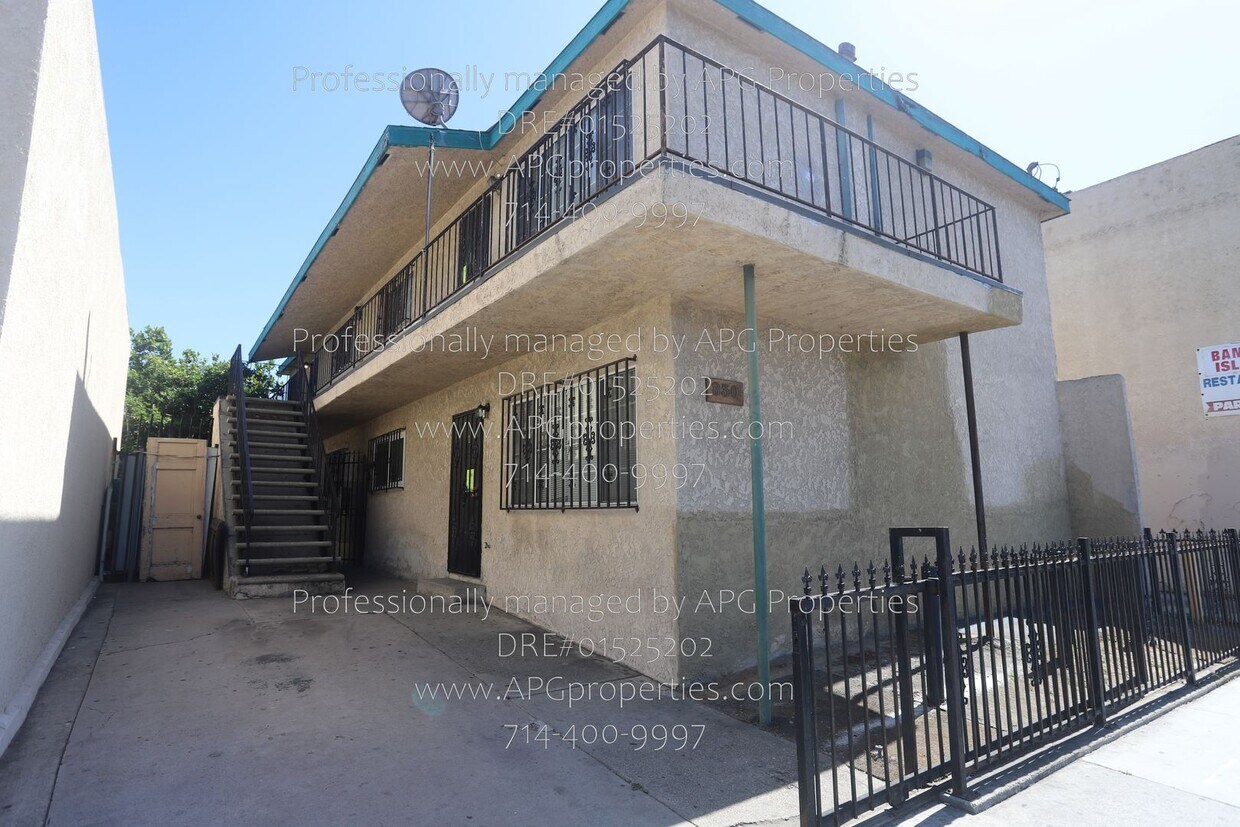 Foto principal - 830 E Anaheim St