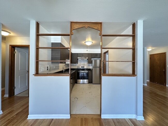 Building Photo - 1653 Oakwood Ave