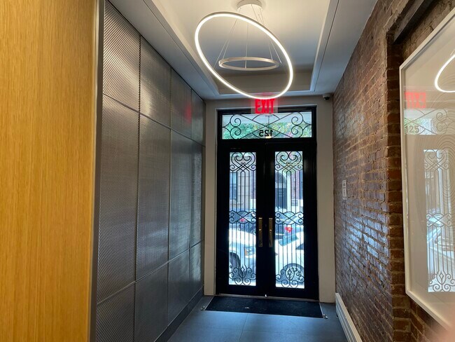 Building Photo - 125 E 83rd St