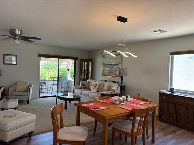 Foto del edificio - Beautifully updated 2 bedroom with large den/office area. In Leisure World a 45+ Active Adult Res...