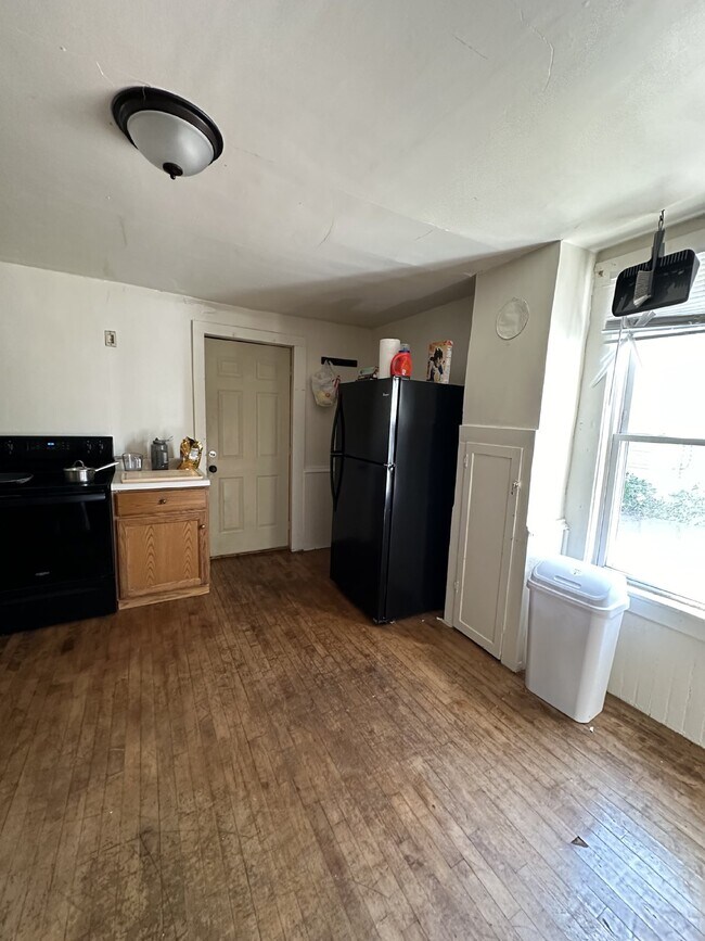 Building Photo - Great 3 bed 1 bath close to campus! Availa...