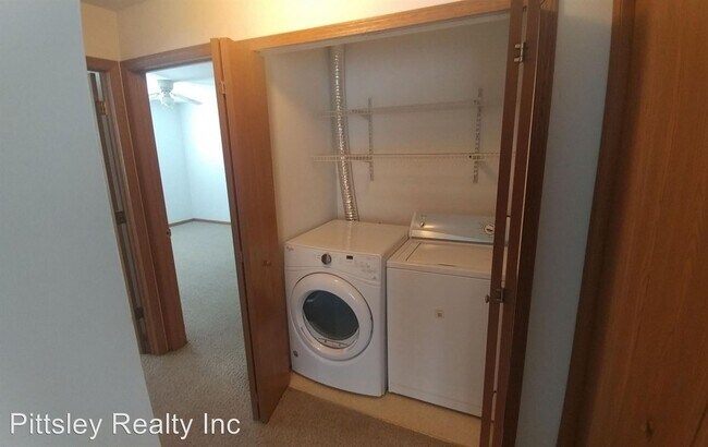 Building Photo - 3 br, 3 bath Apartment - 1025 Regent Drive