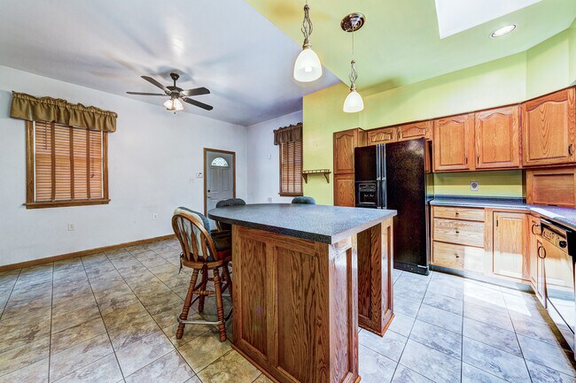 Foto del edificio - AVAILABLE AUGUST - Beautifully Brick Home ...