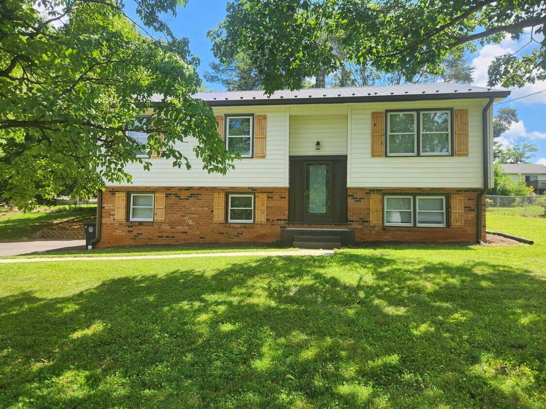 Frente de la casa - 1704 Danbury Dr