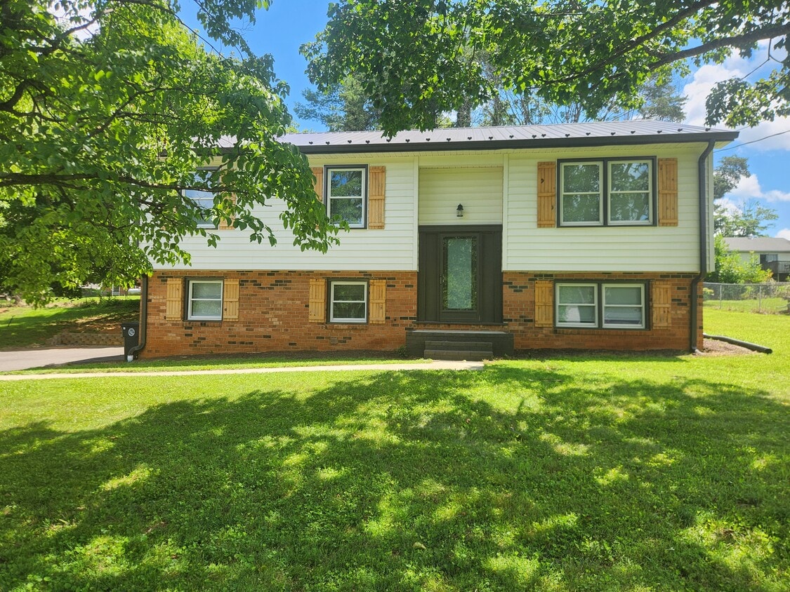 House Front - 1704 Danbury Dr