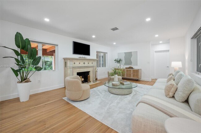 Foto del edificio - 5211 Granada Blvd