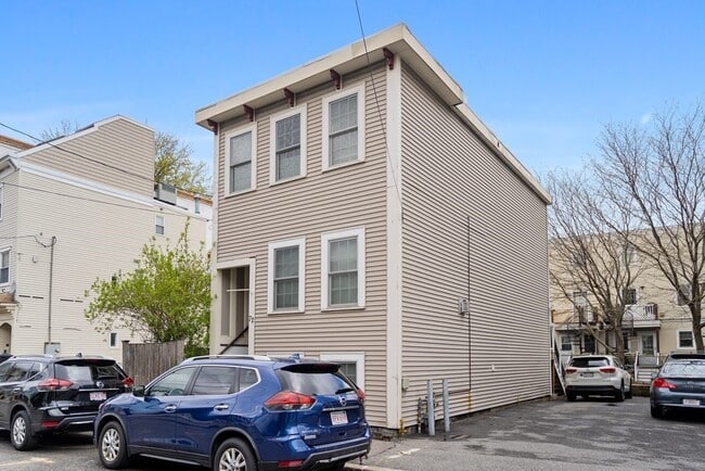 Building Photo - 72 Baxter St