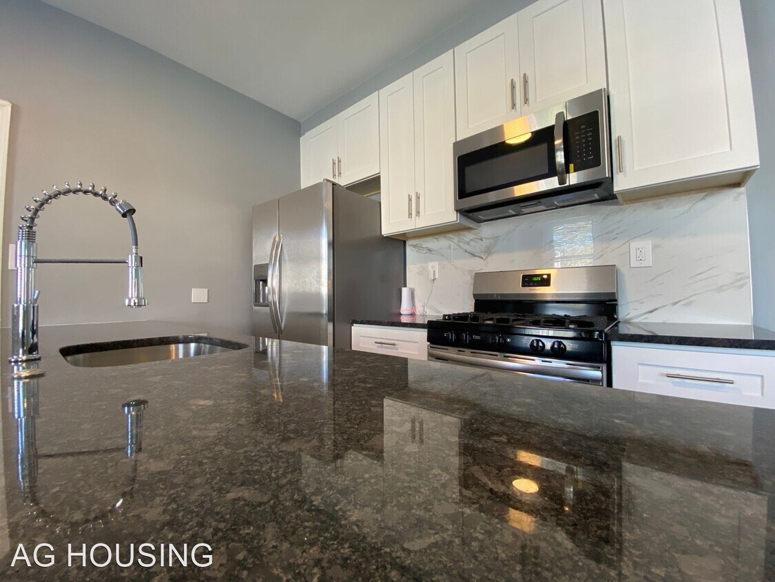 Primary Photo - 3 br, 1.5 bath House - 5755 Addison Street