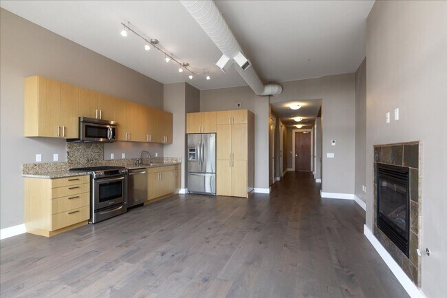 Building Photo - 1 Bedroom, 1 Bath Condo in the Heart of Do...