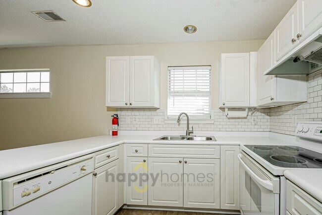 Foto del edificio - Modern 3/2 with Serene Pond Views in Dunes West