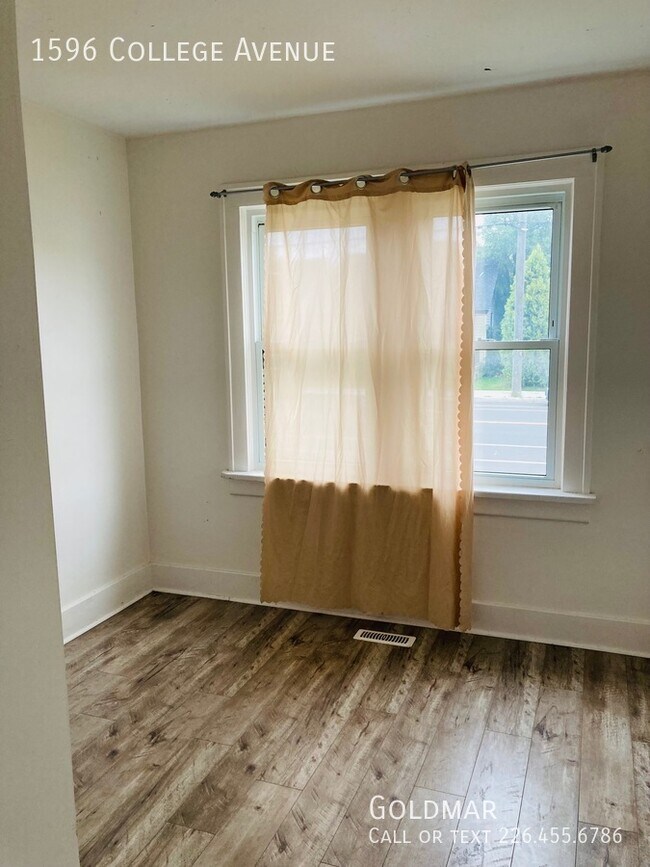 Building Photo - Calling All Students: 5 bedroom 1.5 bathroom house by the University of Windsor