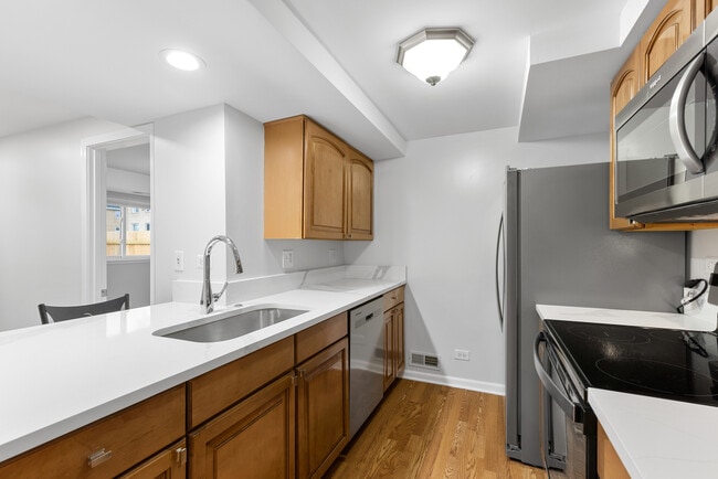 Building Photo - 8824 Robin Dr