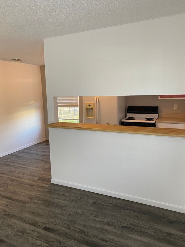 Building Photo - Quaint Duplex Home