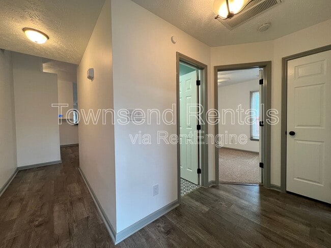 Building Photo - 1336 Oak Knolls Dr