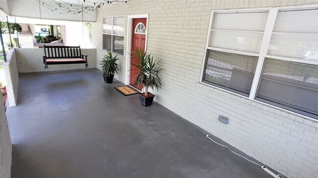 Building Photo - South Tampa 3/2 Bungalow
