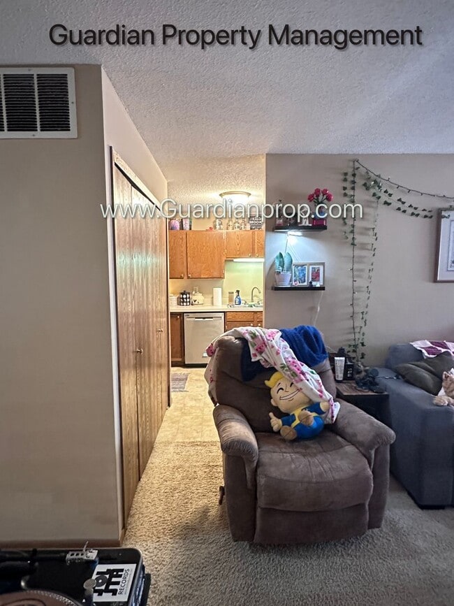 Building Photo - Plymouth Town Home, 1 Car Garage, Dishwasher, In Unit Laundry, Patio