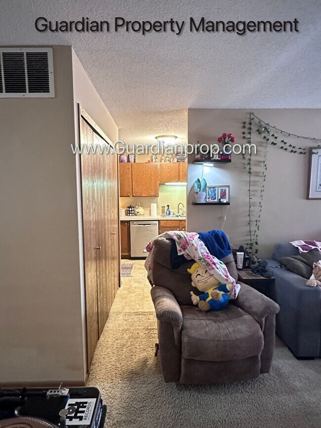 Foto del edificio - Plymouth Town Home, 1 Car Garage, Dishwasher, In Unit Laundry, Patio